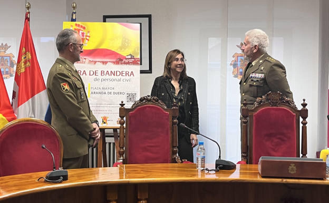 La alcaldesa de Aranda junto a dos mandos militares, en la presentación del acto. 