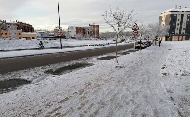 Los autobuses urbanos, aliados de los burgaleses en días de nieve 