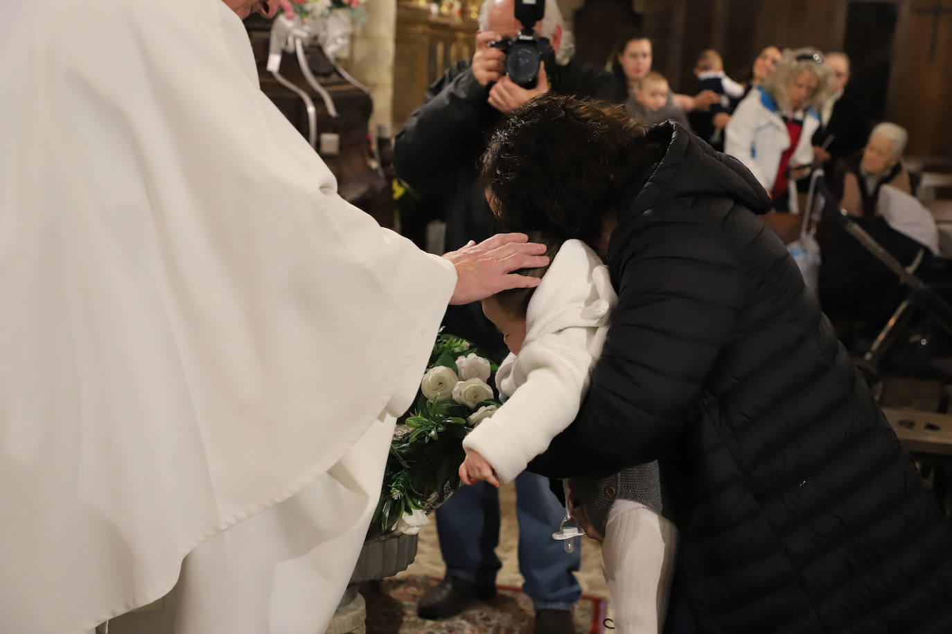 Imágenes de la tradicional Misa de la Luz con la que los nacidos el pasado año se han presentado y han recibido la bendición de la Virgen de la Candelaria