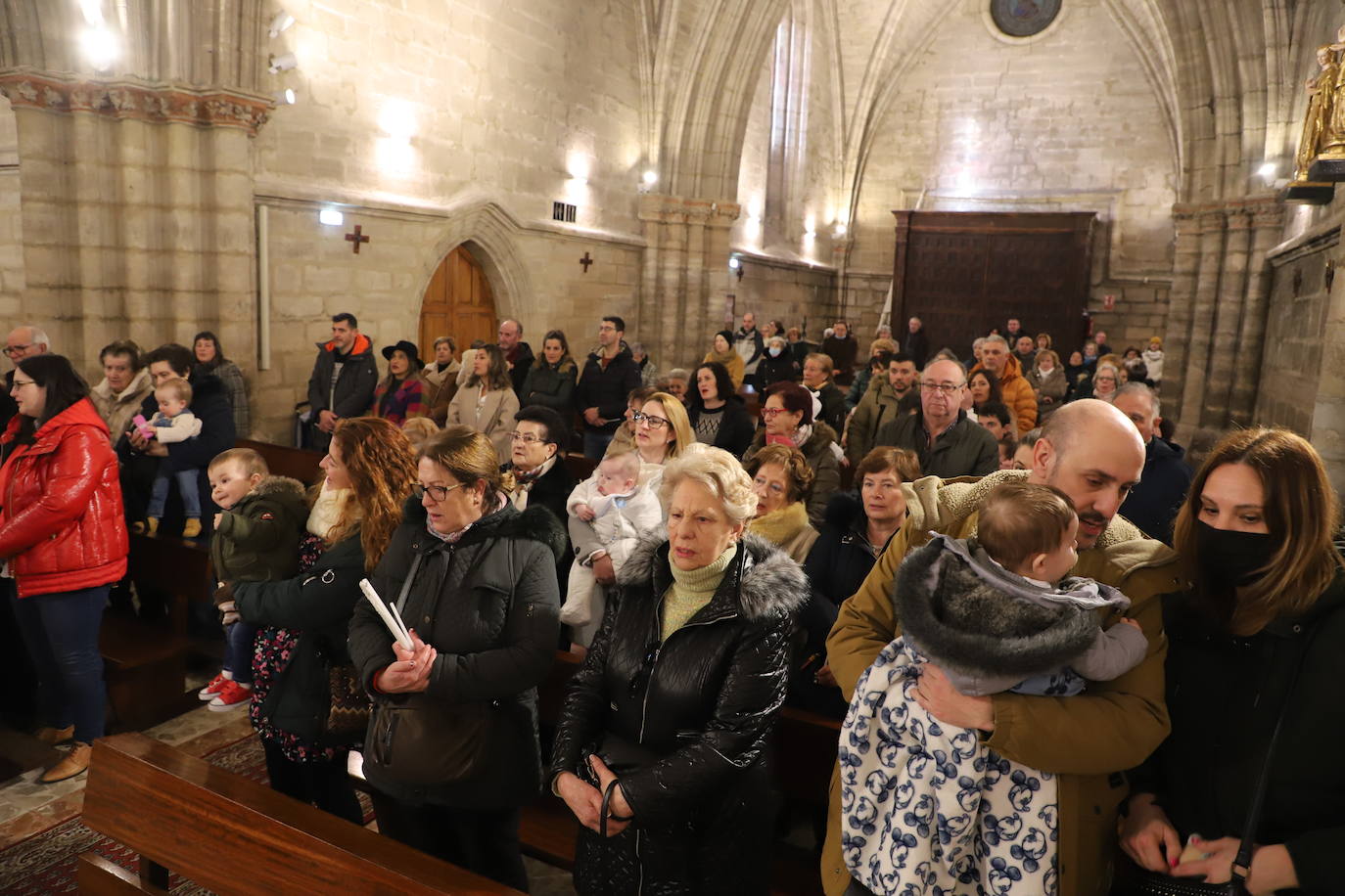 Imágenes de la tradicional Misa de la Luz con la que los nacidos el pasado año se han presentado y han recibido la bendición de la Virgen de la Candelaria