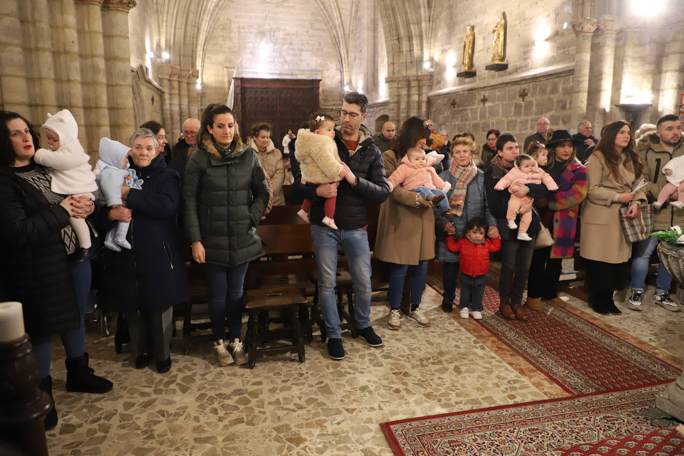 Imágenes de la tradicional Misa de la Luz con la que los nacidos el pasado año se han presentado y han recibido la bendición de la Virgen de la Candelaria