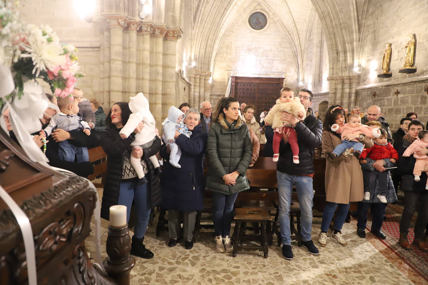 Imágenes de la tradicional Misa de la Luz con la que los nacidos el pasado año se han presentado y han recibido la bendición de la Virgen de la Candelaria