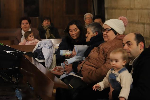 Imágenes de la tradicional Misa de la Luz con la que los nacidos el pasado año se han presentado y han recibido la bendición de la Virgen de la Candelaria