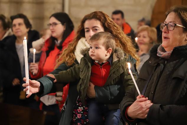 Imágenes de la tradicional Misa de la Luz con la que los nacidos el pasado año se han presentado y han recibido la bendición de la Virgen de la Candelaria