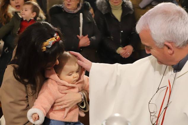 Imágenes de la tradicional Misa de la Luz con la que los nacidos el pasado año se han presentado y han recibido la bendición de la Virgen de la Candelaria