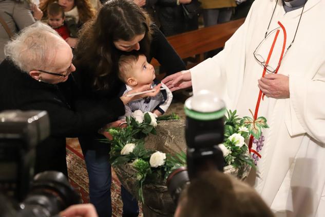 Imágenes de la tradicional Misa de la Luz con la que los nacidos el pasado año se han presentado y han recibido la bendición de la Virgen de la Candelaria