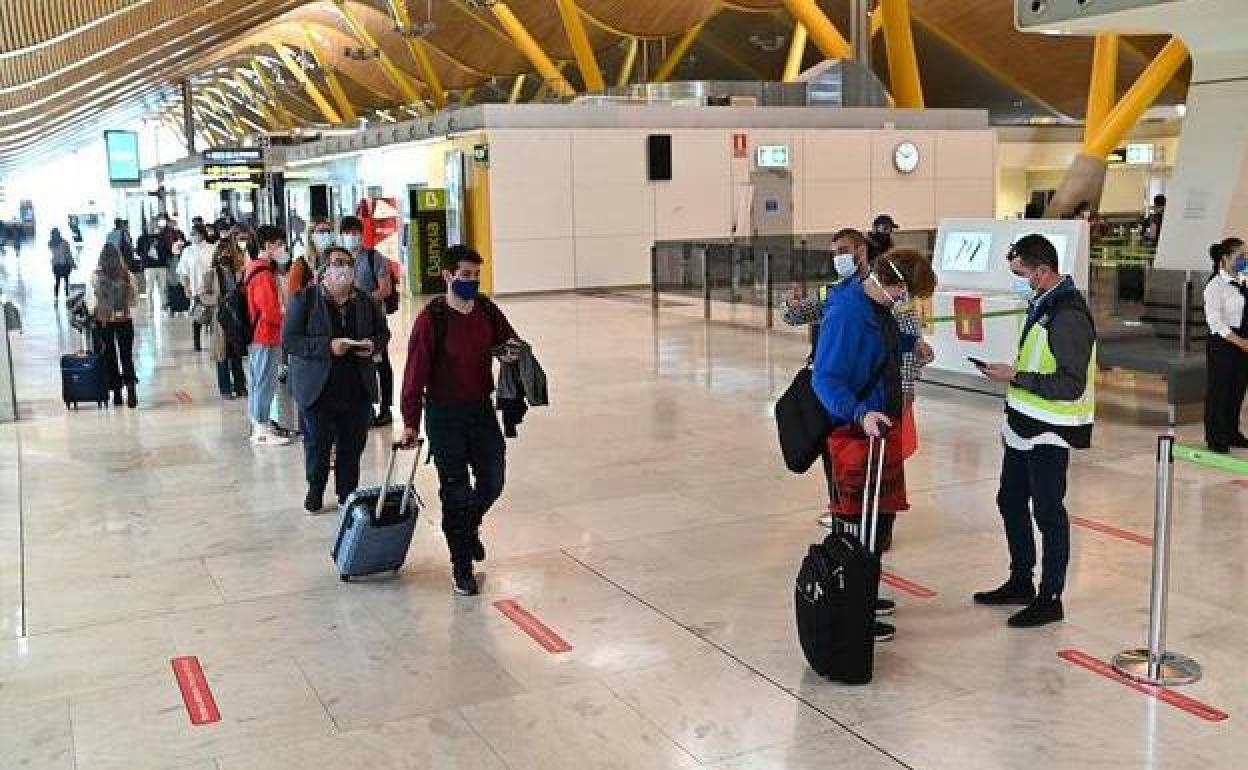 Viajeros en el aeropuerto de Madrid-Barajas