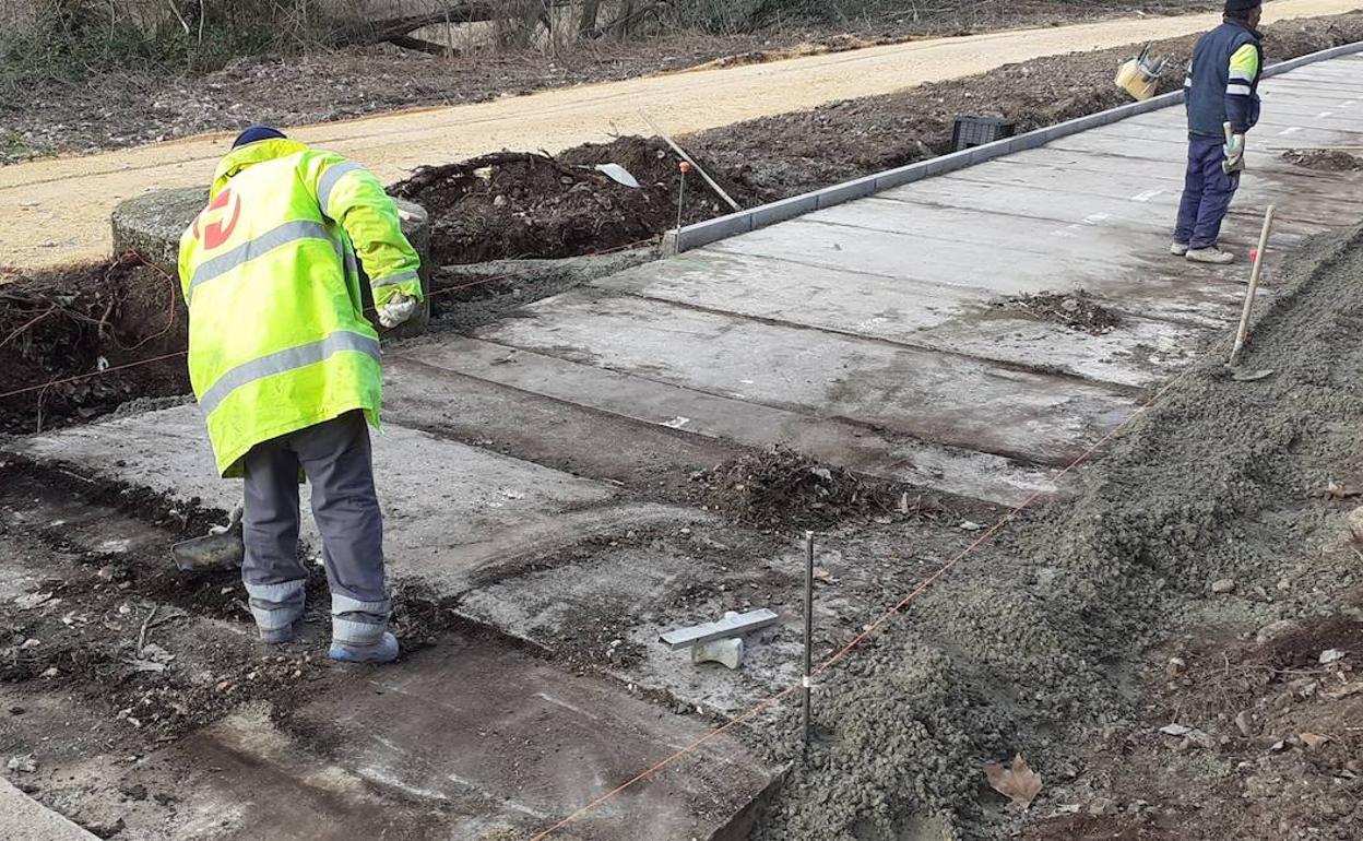 Imagen de trabajadores en la obra del carril bici de San Juan Bautista en Burgos.