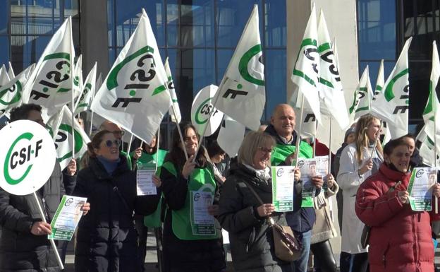 Una treintena de sanitarios se manifiestan en Burgos 