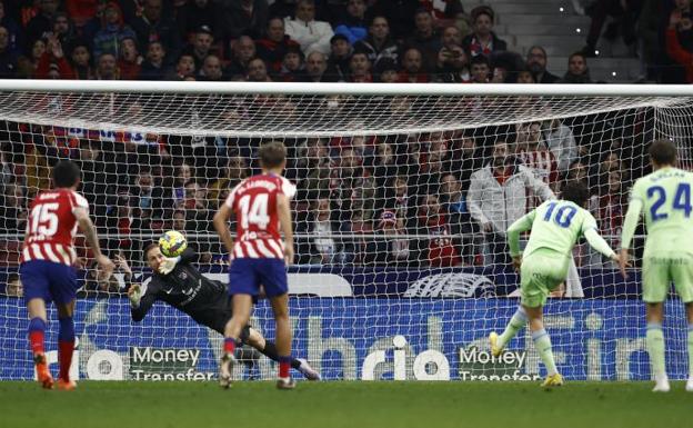 Ünal frena al Atlético en un derbi rocambolesco