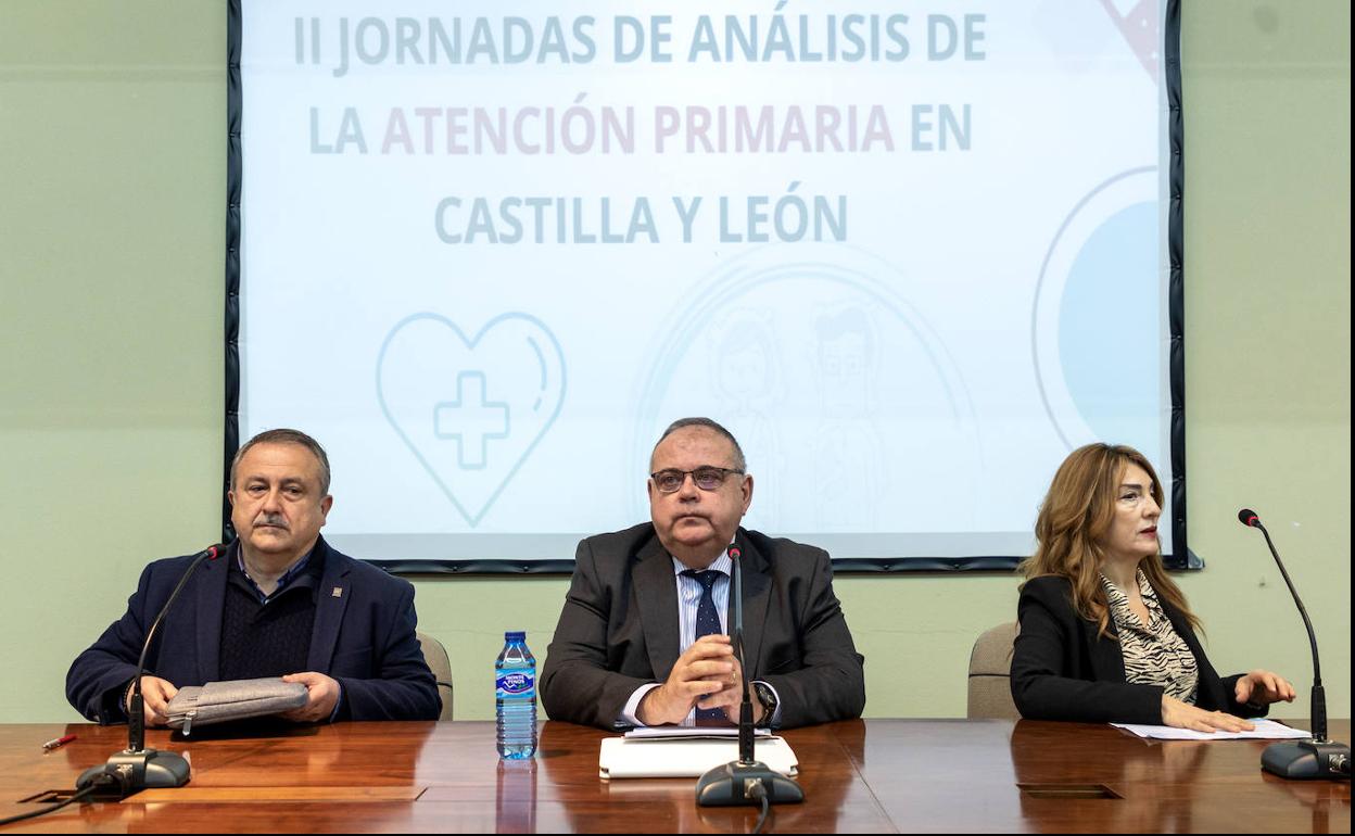 El consejero Alejandro Vázquez con miembros de CCOO en las jornadas sanitarias celebradas recientemente.