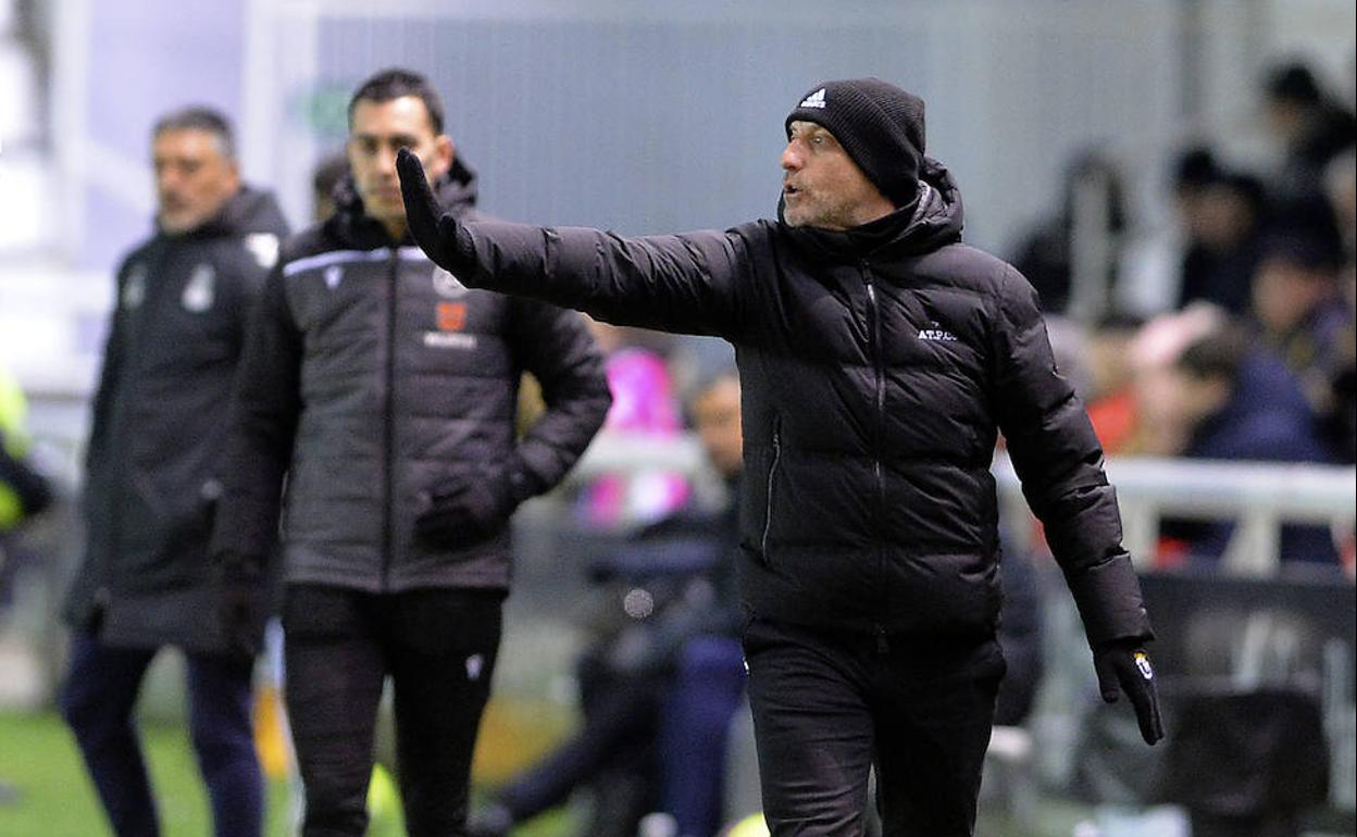 Calero da instrucciones en la banda de El Plantío durante el empate ante la UD Las Palmas