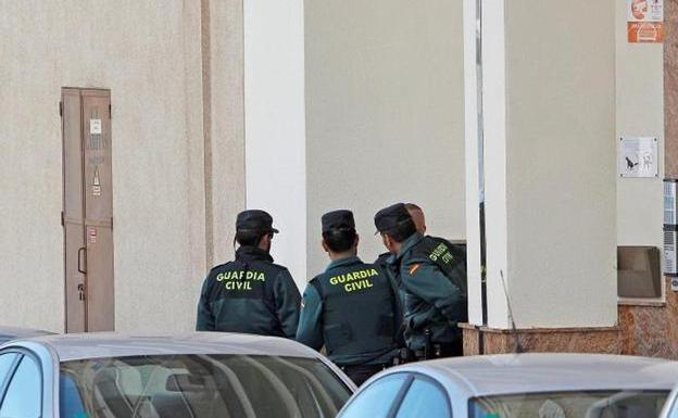 Detenido por asesinar a su expareja frente a sus hijos y huir con ellos