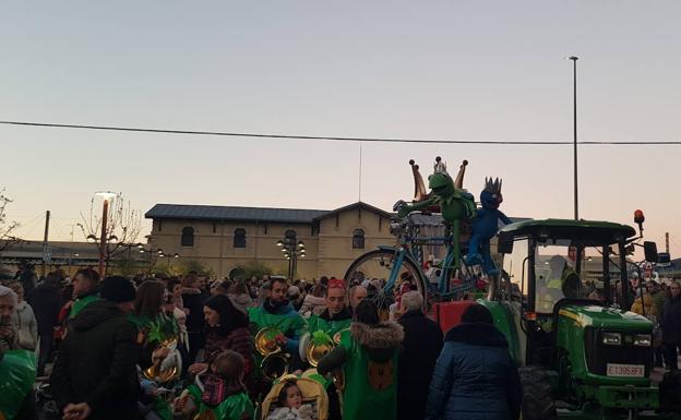 Centenares de personas aguardaban la llegada de los Reyes Magos a la Estación en la cabalgata de 2023 