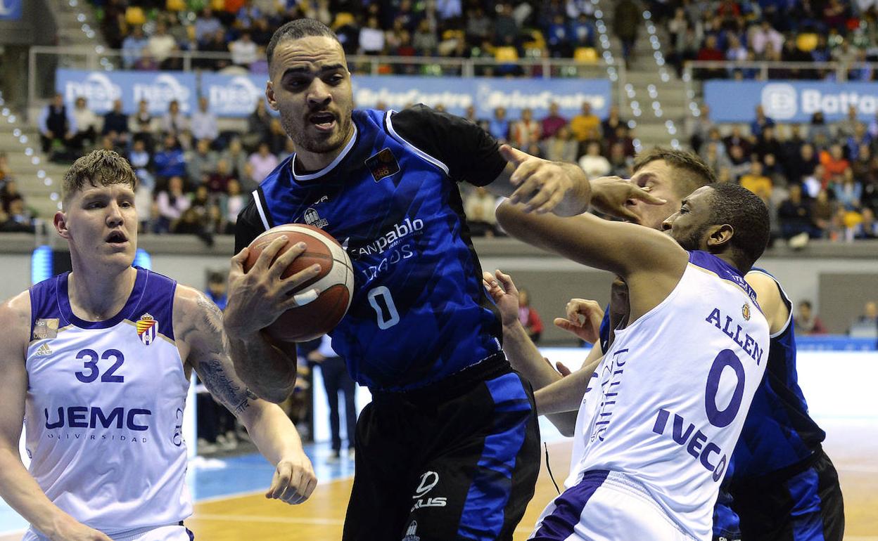 Obi Enechionyia cazando un rebote en el partido frente al UEMC Real Valladolid. 