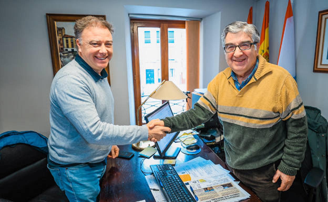 El alcalde de Pradoluengo, Antonio-Miguel Araúzo (D), y el director de la Fundación EusebioSacristán, Pedro Pablo Crespo, tras la firma del convenio.