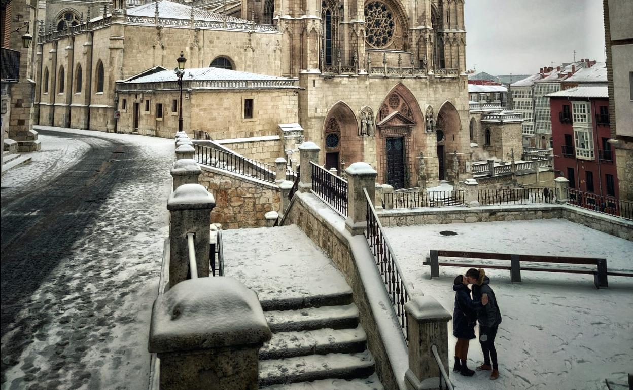 Una pareja se besa en Burgos 