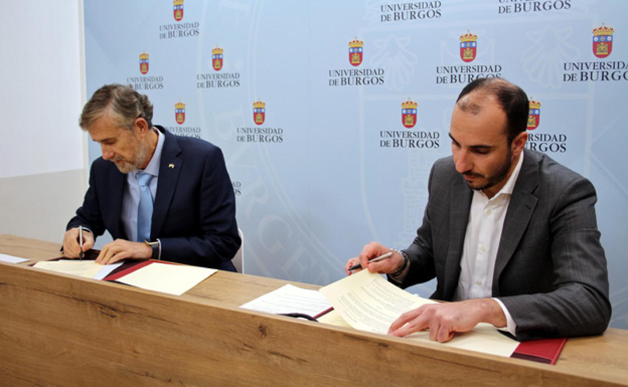 El rector de la Universidad de Burgos, Manuel Pérez Mateos, (i) y el director regional Castilla y León en Capital Energy, Victor Fernández González, en la firma de convenio. 