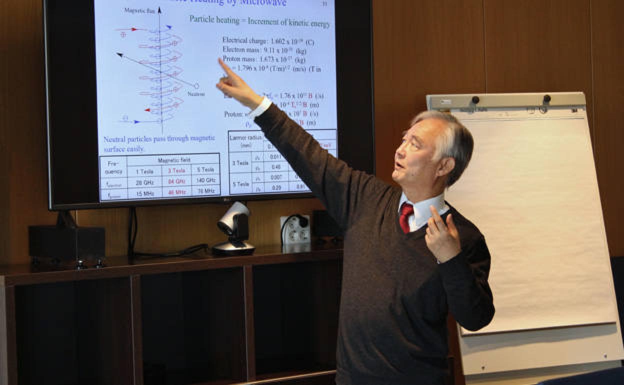 El Doctor Nishimura durante la charla que impartió al Grupo de Integridad Estructural. 