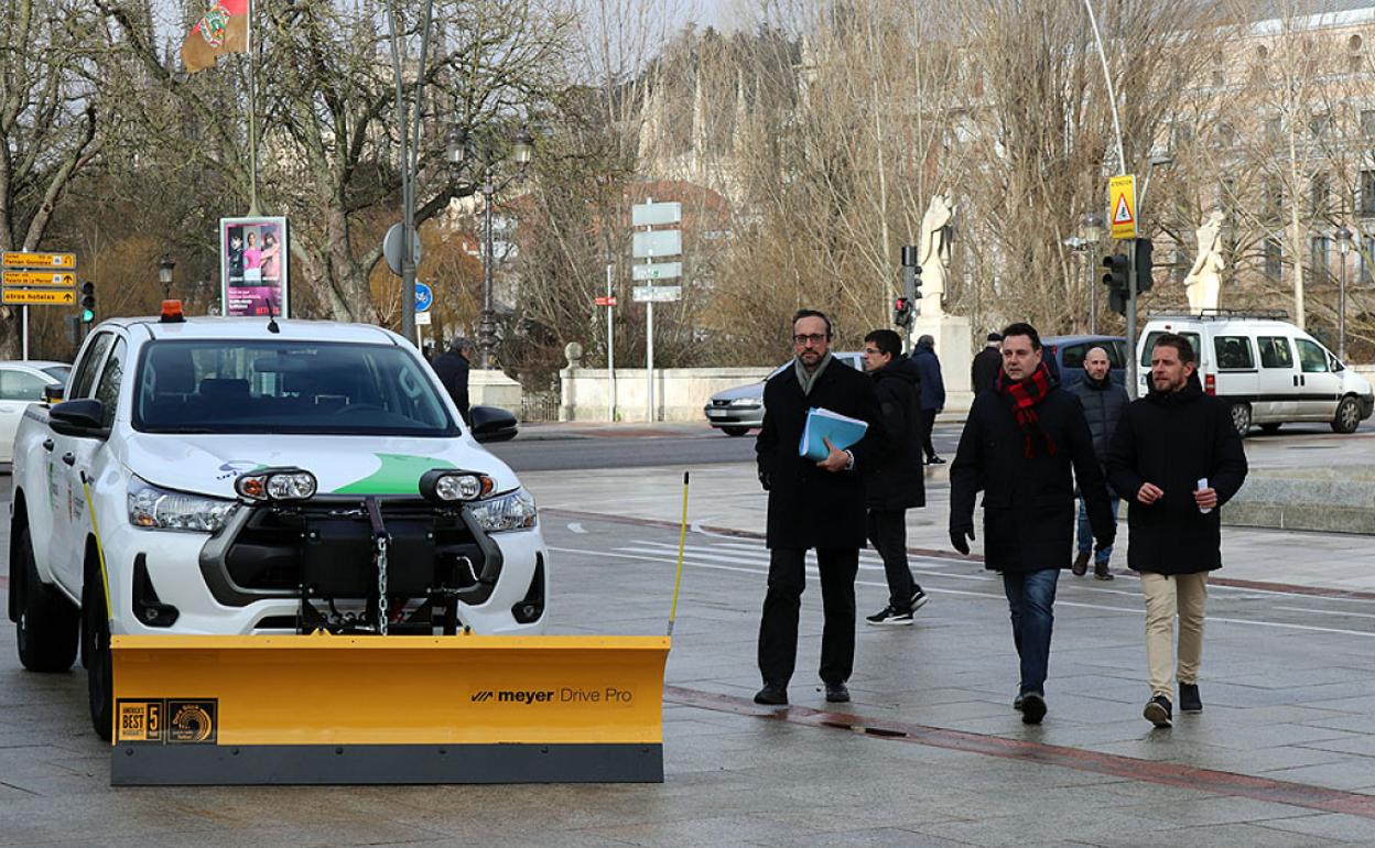 El Ayuntamiento ha presentado los nuevos vehículos para la limpieza viaria y la recogida de basuras.