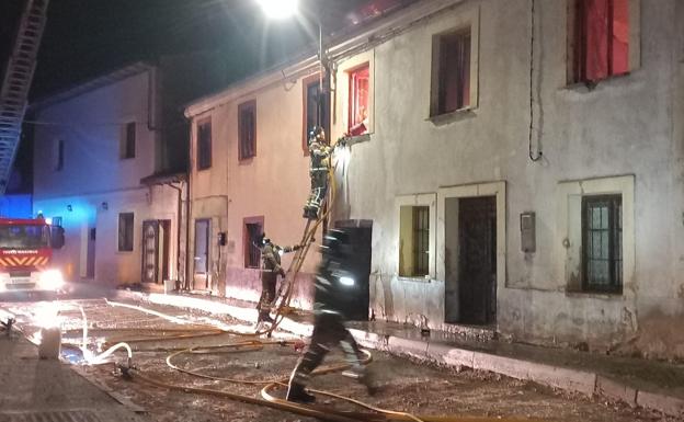 Un incendio calcina una vivienda en Rioseras