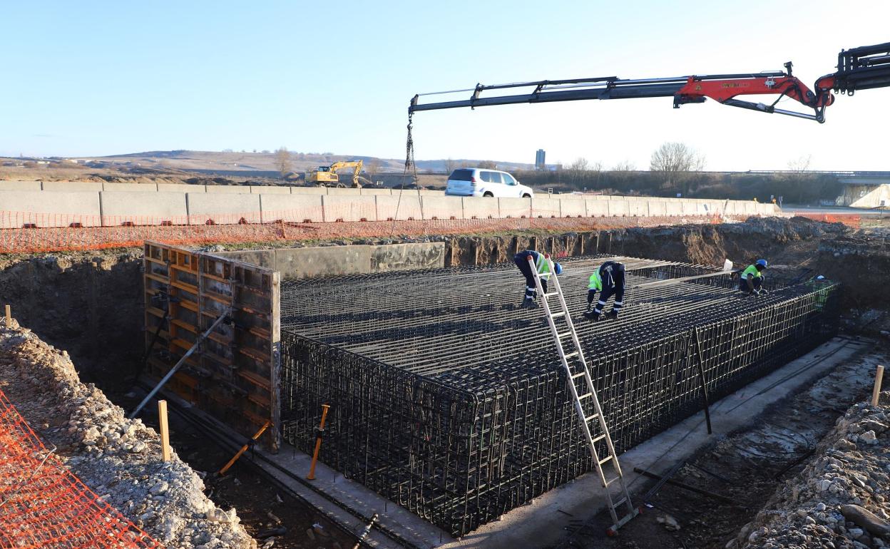 Ya se está trabajando en la estructura del paso sobre la N-120. 