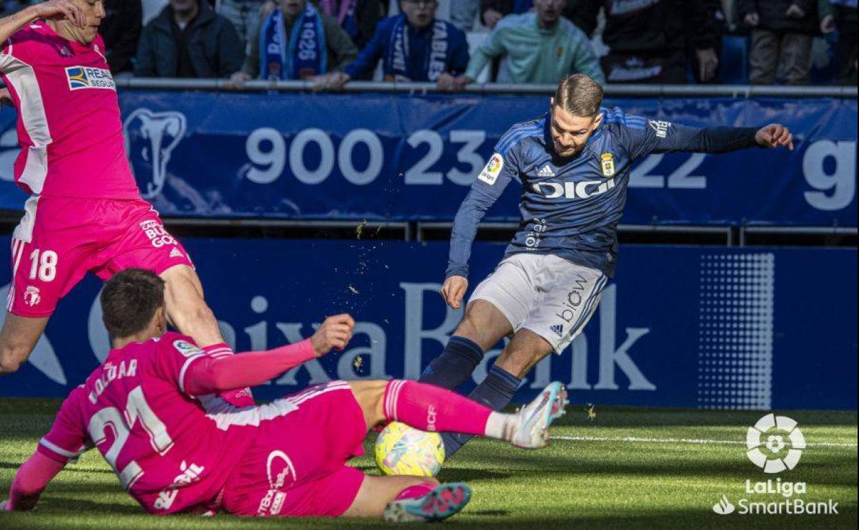 Goldar se lanza para tamponar el disparo de Manu Vallejo