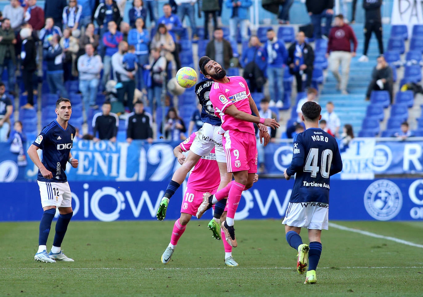 Imagenes de la victoria del Burgos CF ante el Real Oviedo este domingo en el Carlos Tartiere