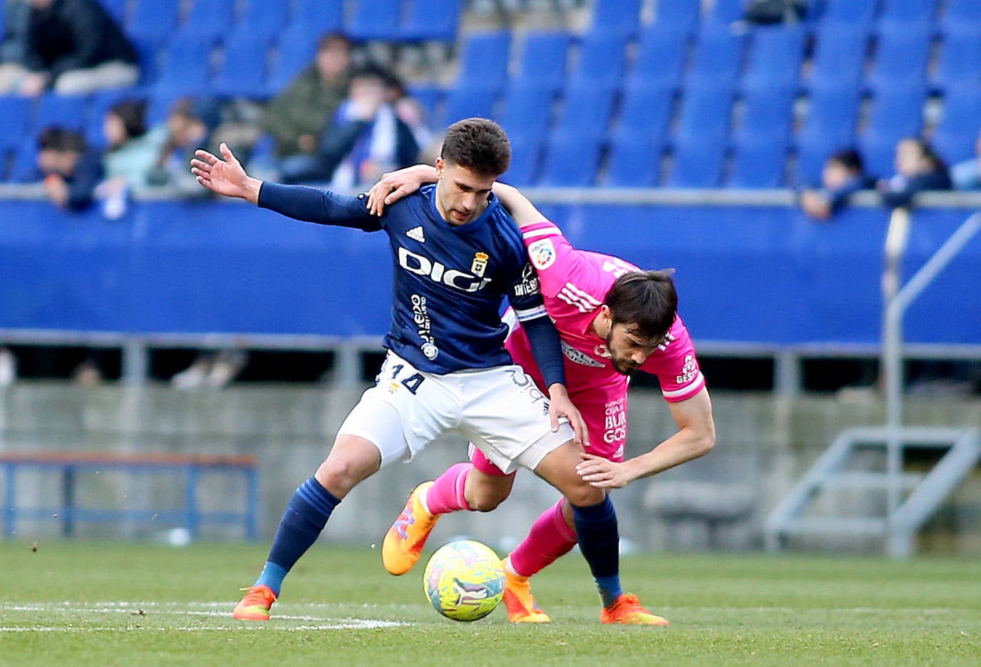 Imagenes de la victoria del Burgos CF ante el Real Oviedo este domingo en el Carlos Tartiere