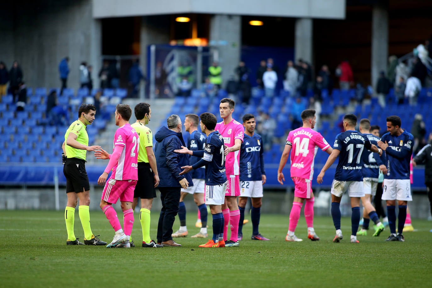 Imagenes de la victoria del Burgos CF ante el Real Oviedo este domingo en el Carlos Tartiere