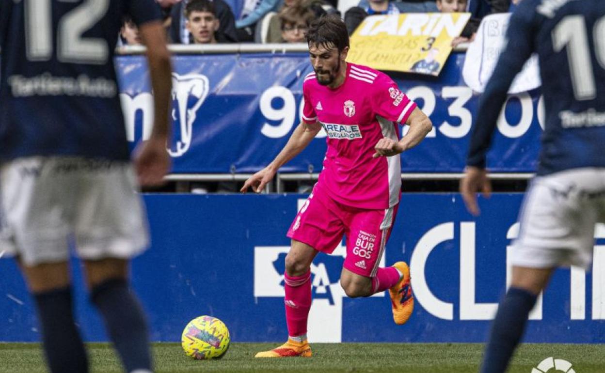 Atienza conduce el balón ante el Real Oviedo.