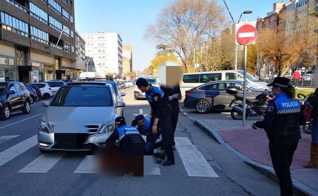 Arrollan a una mujer y un bebé en un paso de peatones de la Avenida Reyes Católicos