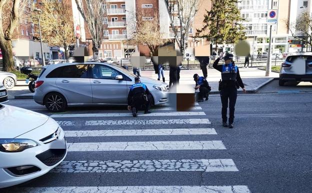 Agentes de Policía Local de Burgos atienden a la mujer de 47 años atropellada en el paso de peatones de la Avenida Reyes Católicos