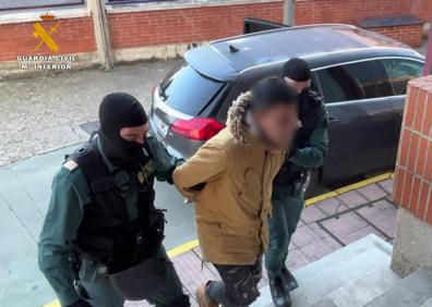 Imagen secundaria 1 - Imágenes de las detenciones efectuadas por la Guardia Civil.