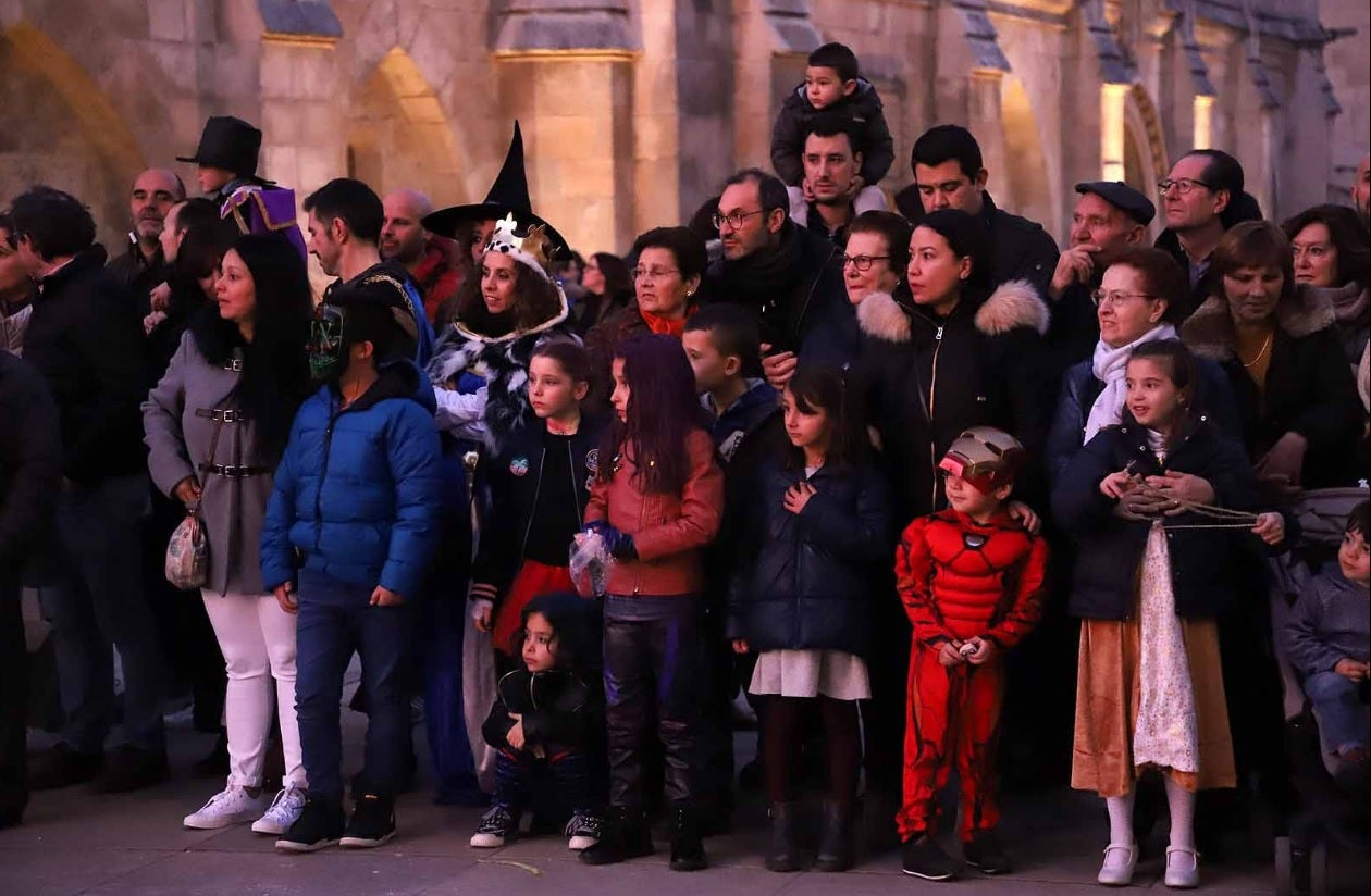 Niños y adultos disfrutando del desfile de Carnaval.