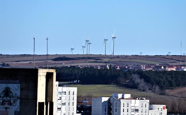 Imagen principal - Desde Burgos también se divisan parques eólicos. 