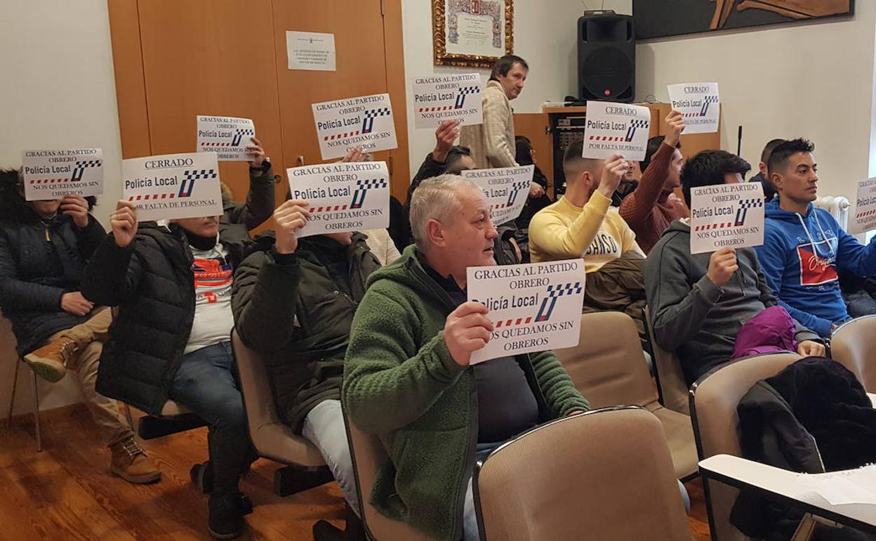 La Policía Local protesta en el Pleno Ordinario para la aprobación de presupuestos.