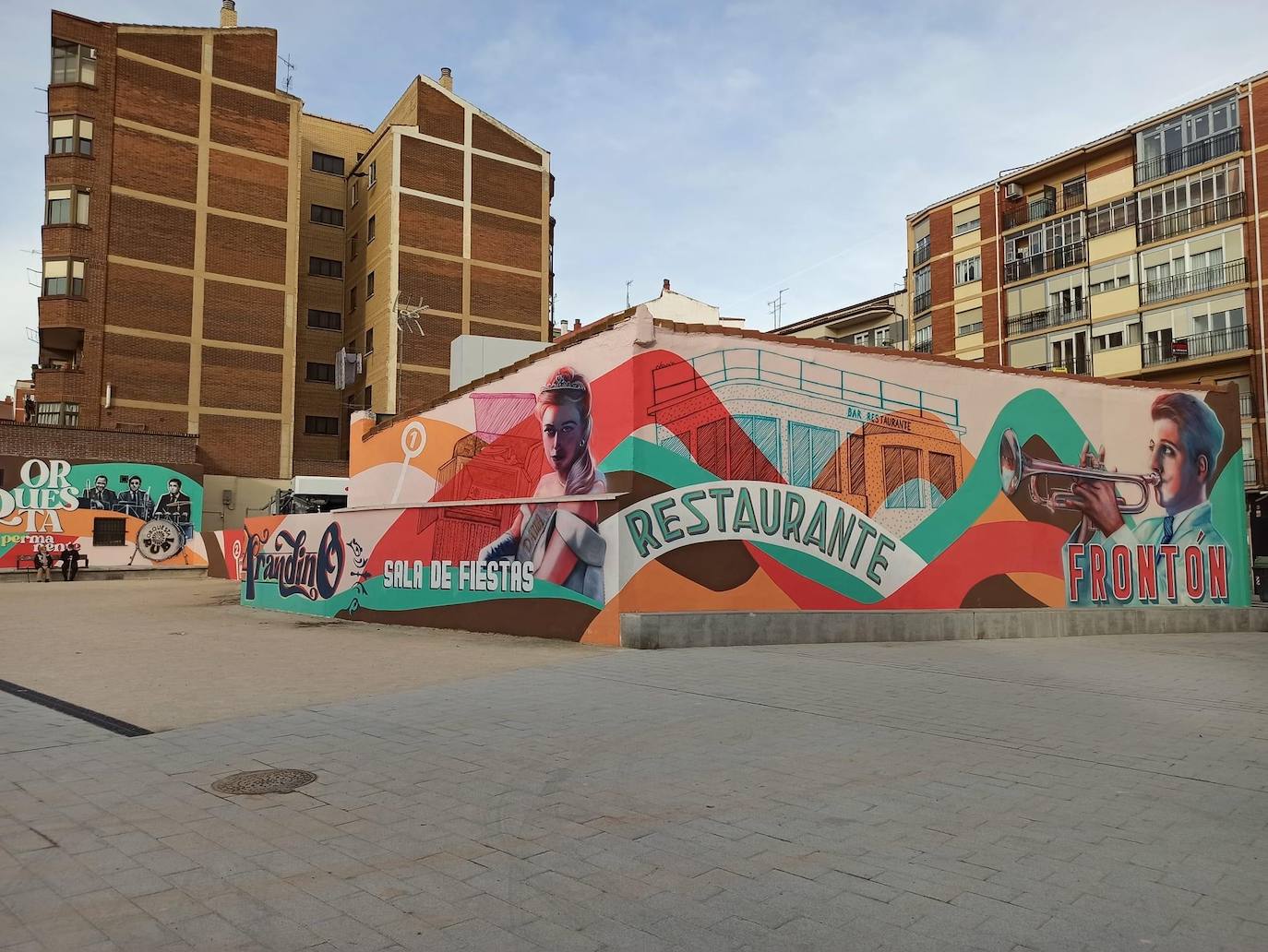 Fotos: Un homenaje al antiguo baile de El Frontón en forma de mural