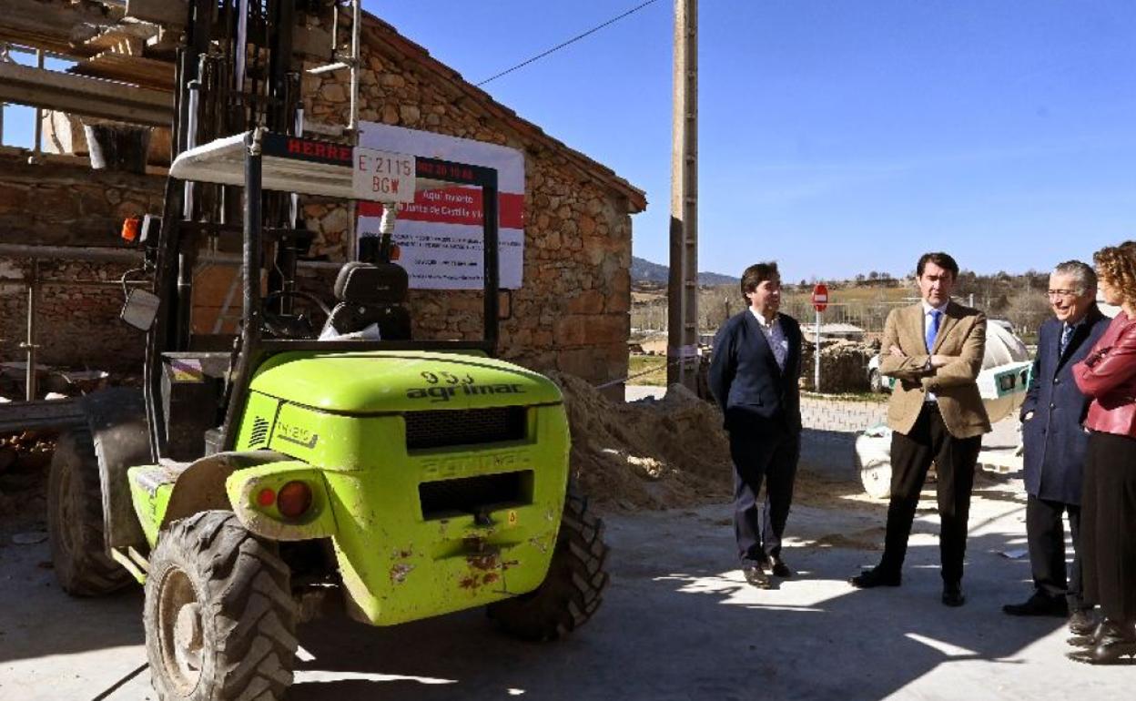 El consejero de Medio Ambiente visita las obras en las casas afectadas por el incendio de Quintanilla del Coco. 