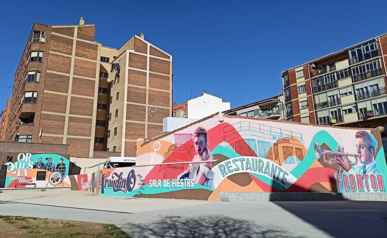 El mural decora las traseras de la calle San Francisco, donde se encontraba la sala El Frontón en Aranda de Duero.