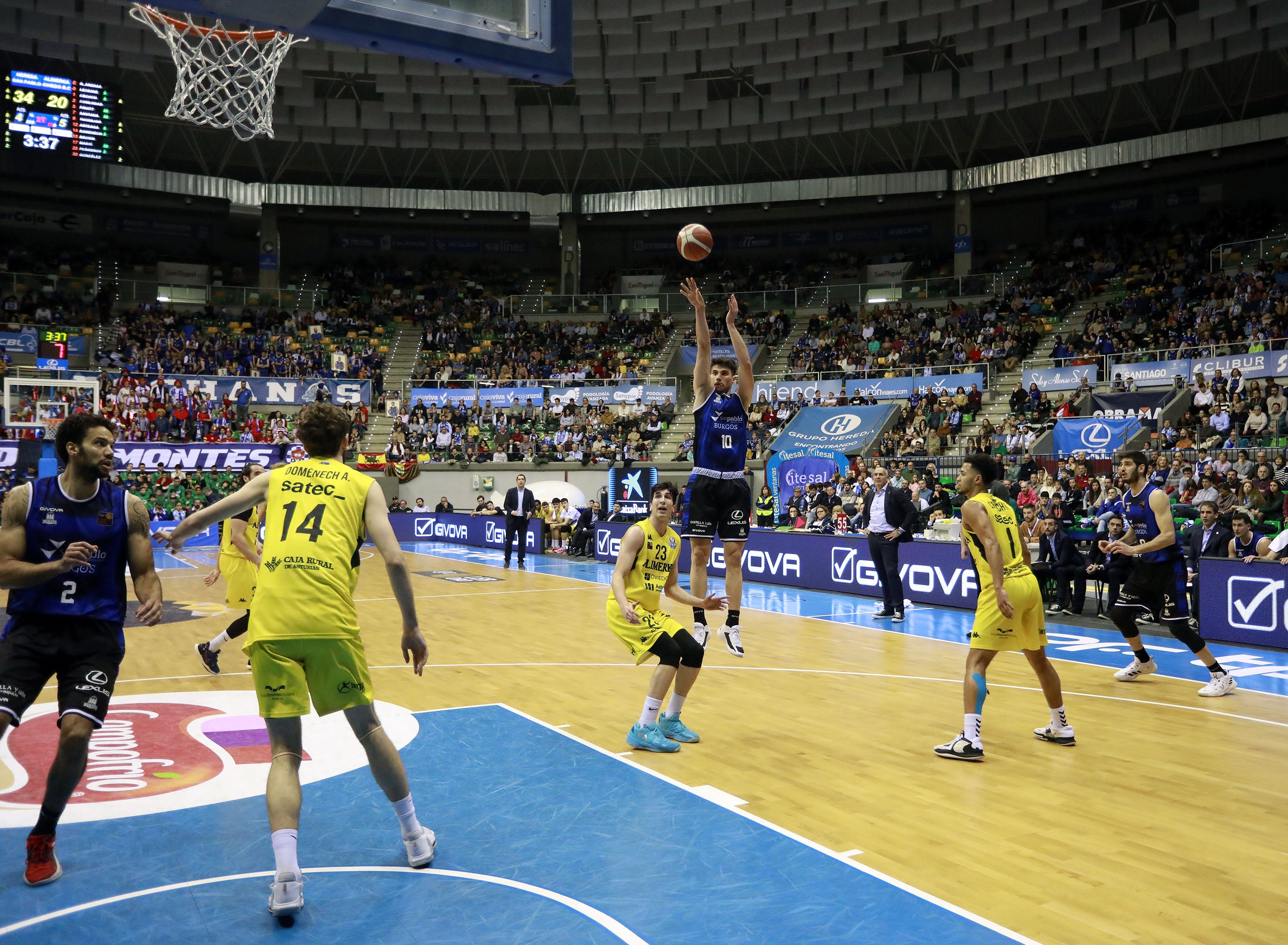 Gonzalo Corbalán lanza un triple ante Alimerka Oviedo.