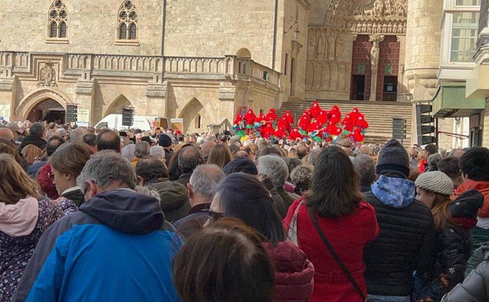 Las chirigotas han regresado a los pies de la Catedral de Burgos.