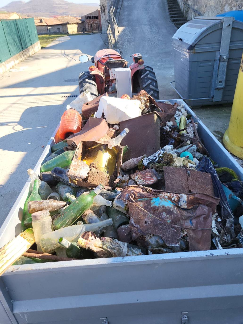 Veinticinco vecinos de Lodoso se han unido para limpiar media tonelada de basura de un terreno a tres kilómetros del pueblo