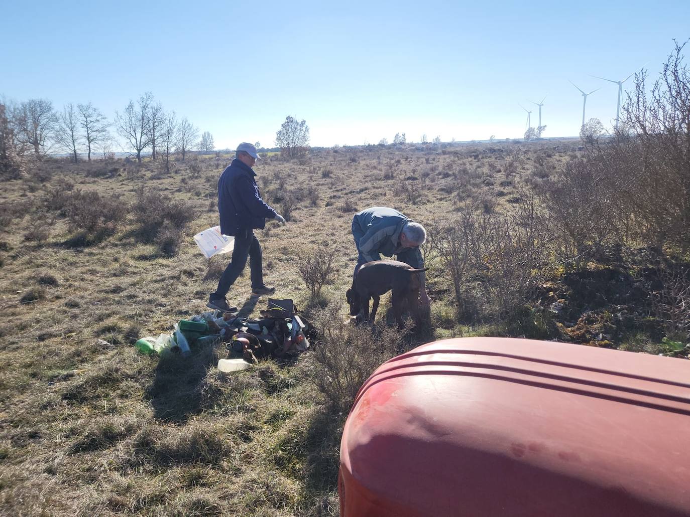 Veinticinco vecinos de Lodoso se han unido para limpiar media tonelada de basura de un terreno a tres kilómetros del pueblo