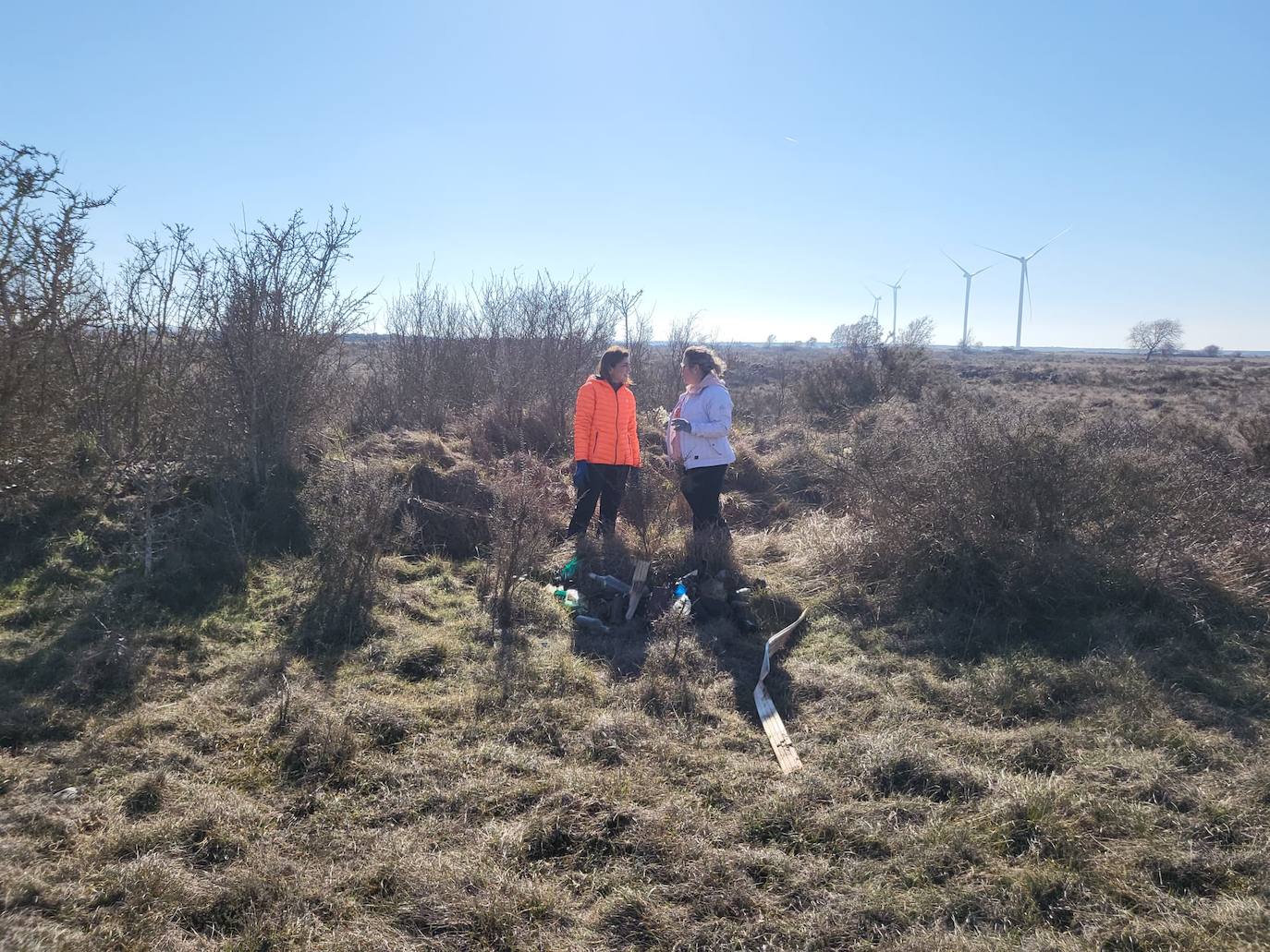 Veinticinco vecinos de Lodoso se han unido para limpiar media tonelada de basura de un terreno a tres kilómetros del pueblo