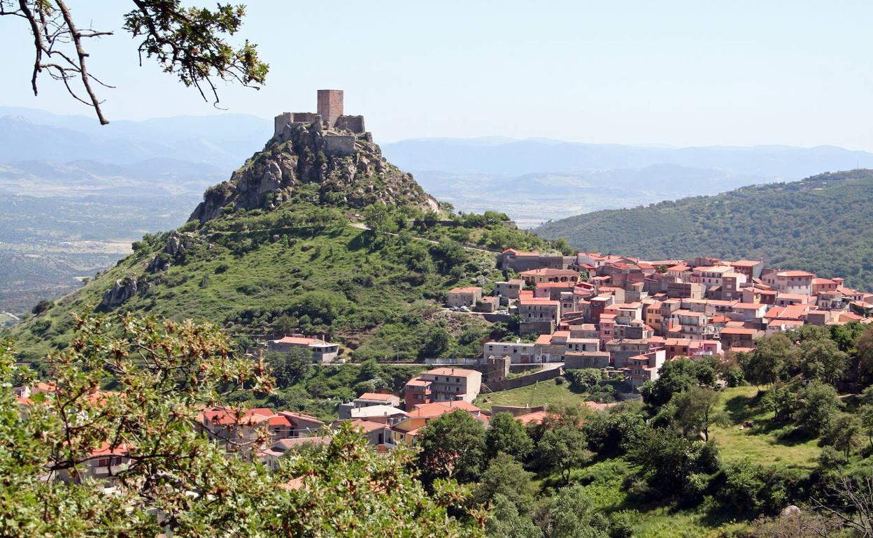 La otra Burgos europea, ubicada en la isla italiana de Cerdeña, también posee un Castillo en lo alto de un cerro