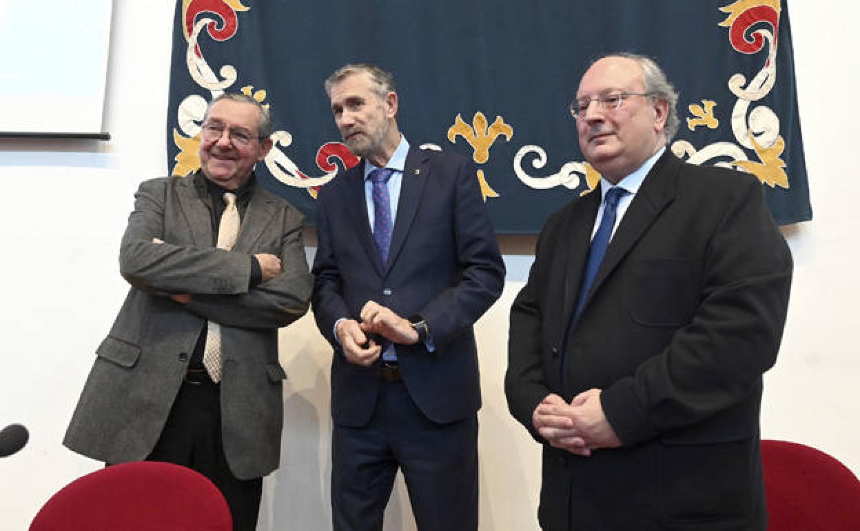 De izda. a dcha. el coordinador general del Seminario, José Luis Rojo; el rector del UBU, Pérez Mateos y el presidente del Consejo Económico y Social (CES), Enrique Cabero. 