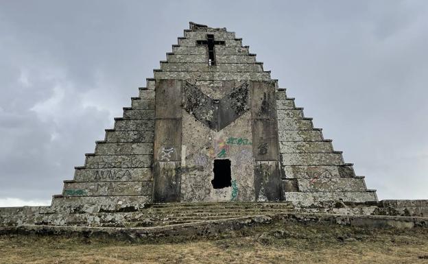 La Pirámide de los Italianos se encuentra entre la frontera de Burgos y Cantabria