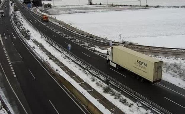 La nieve condiciona el tráfico en una decena de carreteras de Burgos