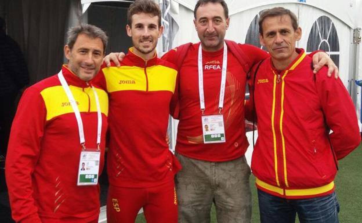 El fisioterapeuta Ángel Basas, Álvaro de Arriba, Juan Carlos Fuentes y Antonio Sánchez en el Europeo de Atletismo de Ámsterdam en 2016.